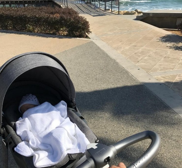 Η φωτογραφία από την πρώτη βόλτα του νεογέννητου γιου επώνυμου ζευγαριού της Κύπρου