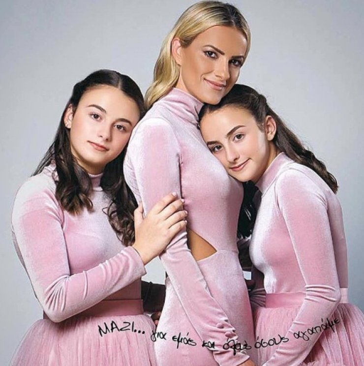 Πανέμορφες! Δείτε τις κόρες της Έφης Παπαιωάννου στην αποφοίτηση τους με δημιουργίες της μαμάς τους!