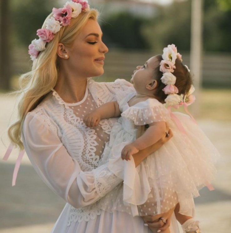 Το πιο τρυφερό βίντεο της Άντρης Καραντώνης στο αυτοκίνητο με την κόρη της