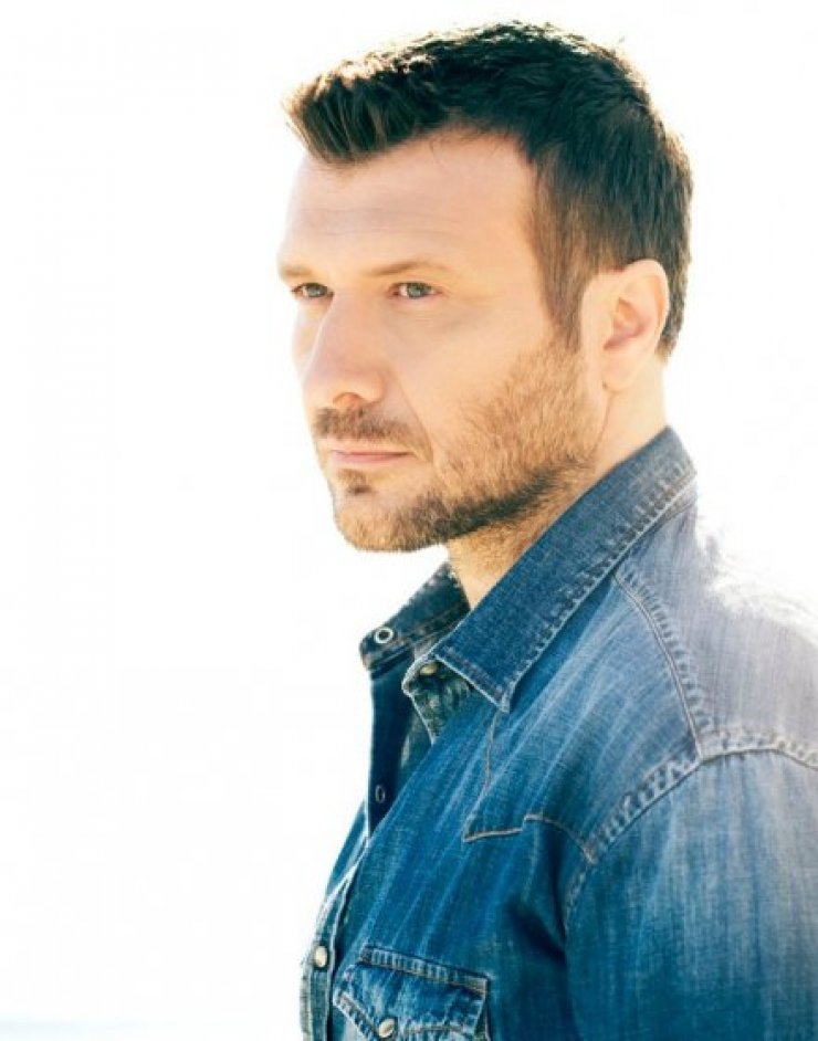 Έρχεται ο Γιάννης Πλούταρχος για μια εμφάνιση δίπλα στη θάλασσα