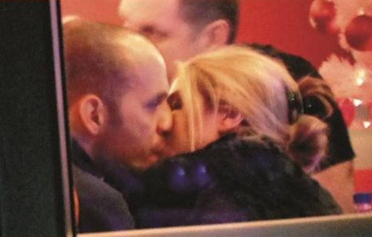 Έλενα Παπαβασιλείου: Τα καυτά φιλιά με το νέο της σύντροφο