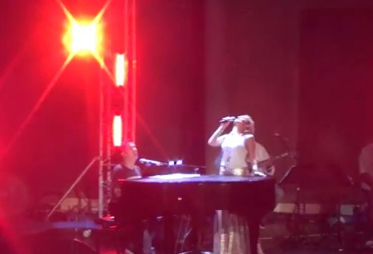 Γιώργος Θεοφάνους και Νατάσα Θεοδωρίδου: Μαζί στη σκηνή της συναυλίας "Φεγγάρι μου" του Ράδιο Πρώτο [βίντεο]