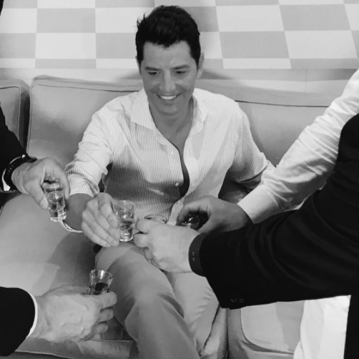 Η "βουτιά" του απόλυτου Έλληνα σταρ στους καλεσμένους του!