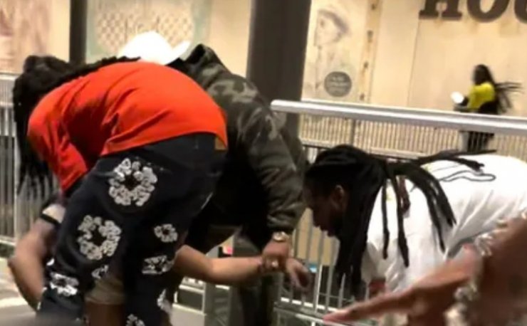 Σκληρές εικόνες: Δολοφόνησαν πασίγνωστο ράπερ με πυροβολισμούς στο κεφάλι