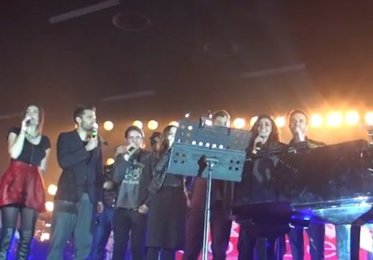 Το συγκινητικό φινάλε του Super Christmas Concert [videos]