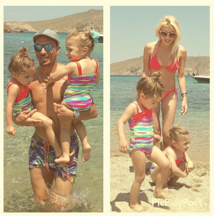 Η τρυφερή φωτογραφία της οικογένειας Χαραλαμπίδη στο αεροδρόμιο