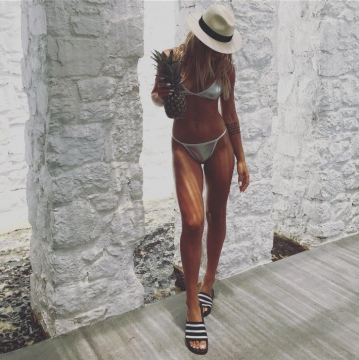 Η σύντροφός επώνυμου Κύπριου "τρέλανε" την Μύκονο με το σέξι ασημί μπικίνι της!