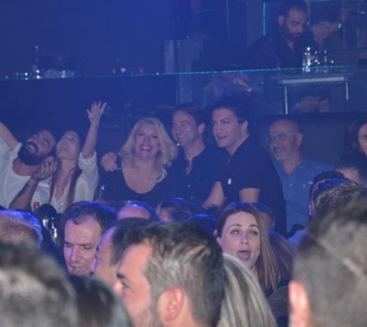 Μενεγάκη - Παντζόπουλος: Τo επίμαχο βίντεο με τα καυτά φιλιά τους στην έξοδό τους