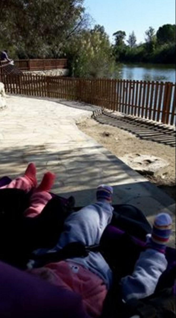 Επώνυμη Κύπρια για βόλτα με τα δίδυμα κοριτσάκια της