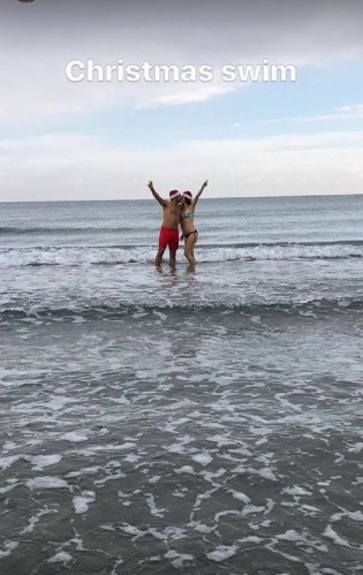 Επώνυμο ζευγάρι της Κύπρου έκανε μπάνιο στη θάλασσα χειμωνιάτικα!