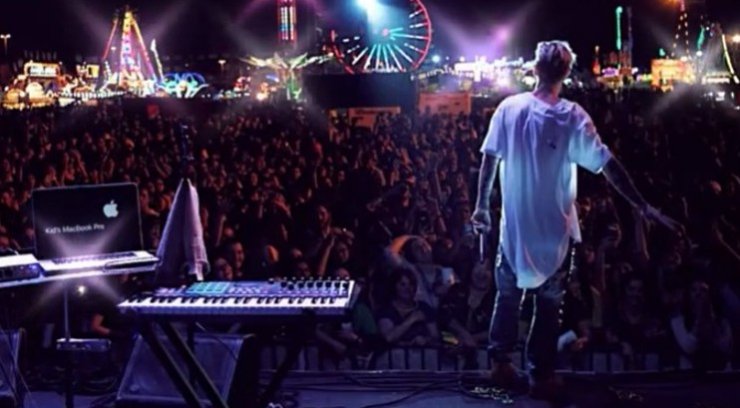 Συγκλονισμός για διάσημο τραγουδιστή: Βρέθηκε νεκρός στην μπανιέρα του [εικόνες] 