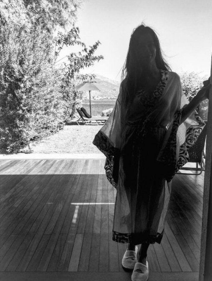 Επώνυμη Κύπρια εξηγεί γιατί παντρεύτηκε φορώντας κοστούμι
