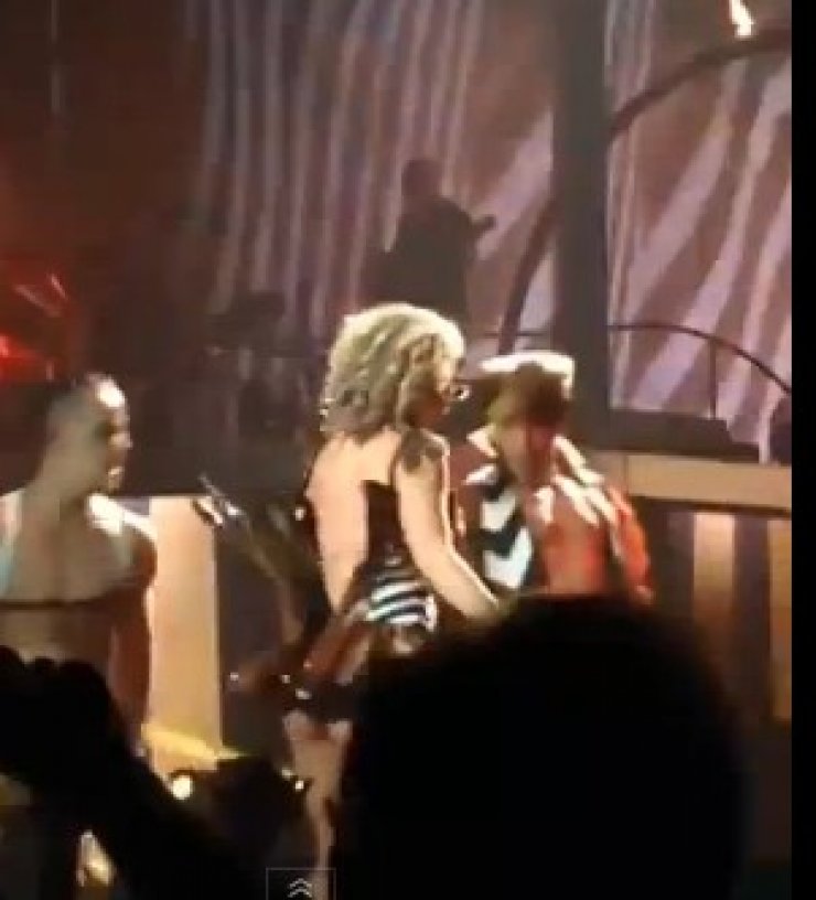 Το sexy . . . ατύχημα της Britney ! [video]