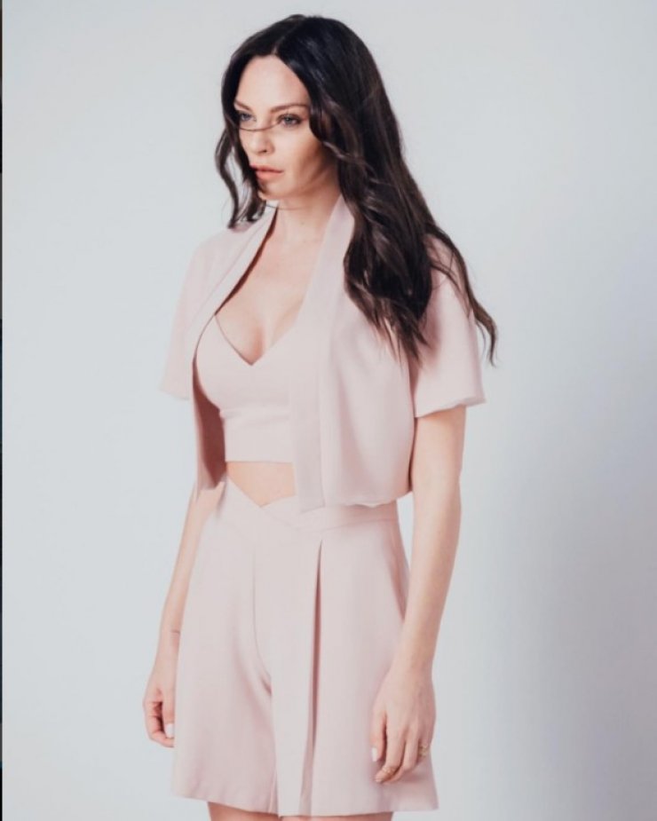 Υβόννη Μπόσνιακ: Ποζάρει με μπικίνι και μας δείχνει τα σέξι οπίσθια της!