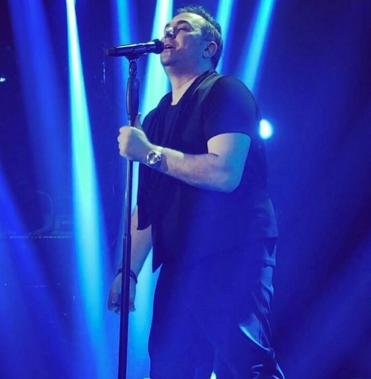 Το φιλί του Αντώνη Ρέμου σε επώνυμη Κύπρια