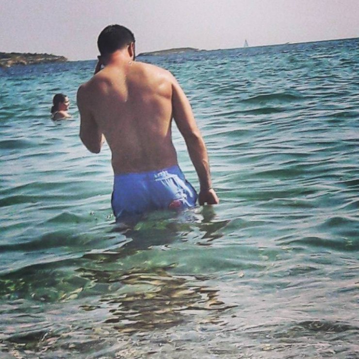 Ηθοποιός κυπριακής σειράς γυμνός στο μπάνιο του σπιτιού του