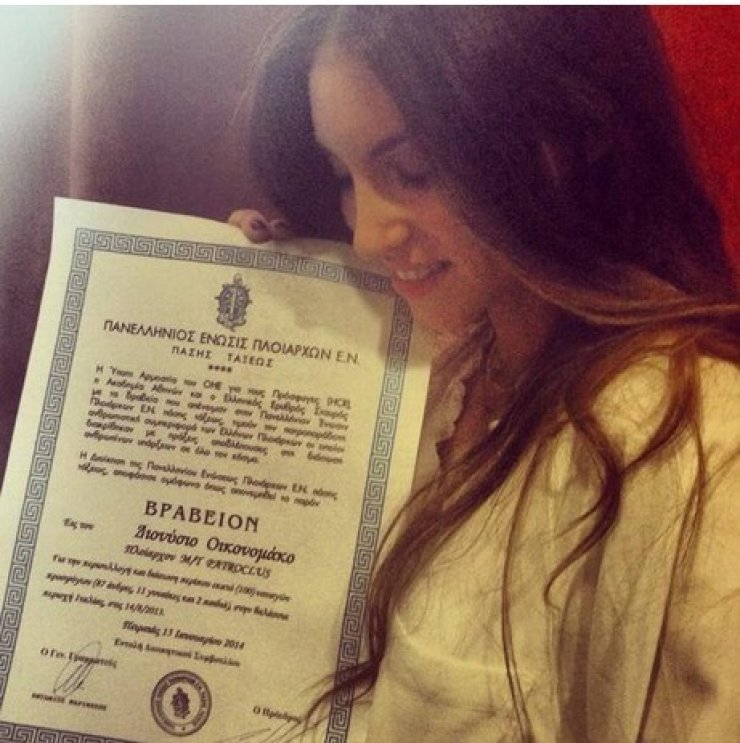 Αθηνά Οικονομάκου: Συγκινημένη  για τον ήρωα πατέρα της που έσωσε 100 ζωές