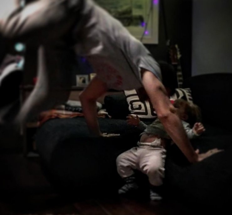 Για πρώτη φορά ηθοποιός κυπριακής σειράς μας δείχνει τα πρόσωπα των διδύμων του!