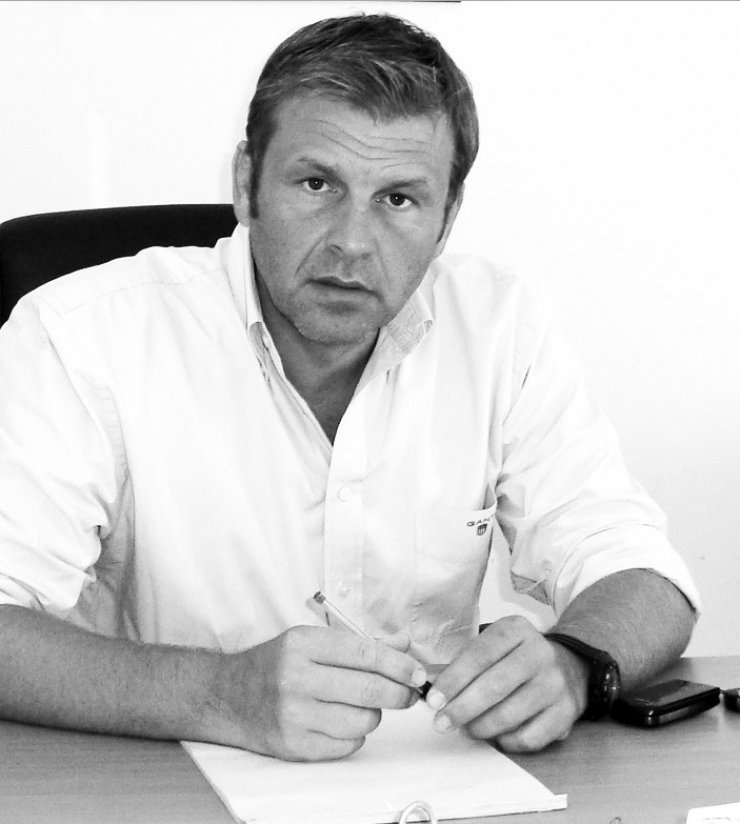 Απόστολος Γκλέτσος: Δείτε τον να βουτάει στα παγωμένα νερά με μποξεράκι