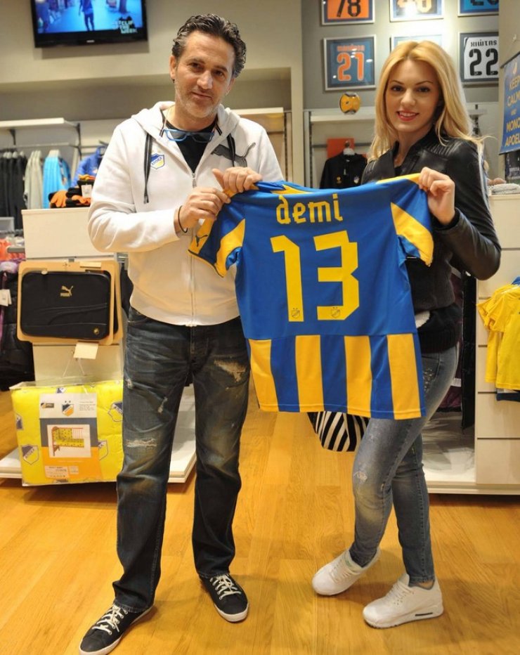  Η Δήμητρα Μακρυγιάννη ποζάρει για τον ΑΠΟΕΛ