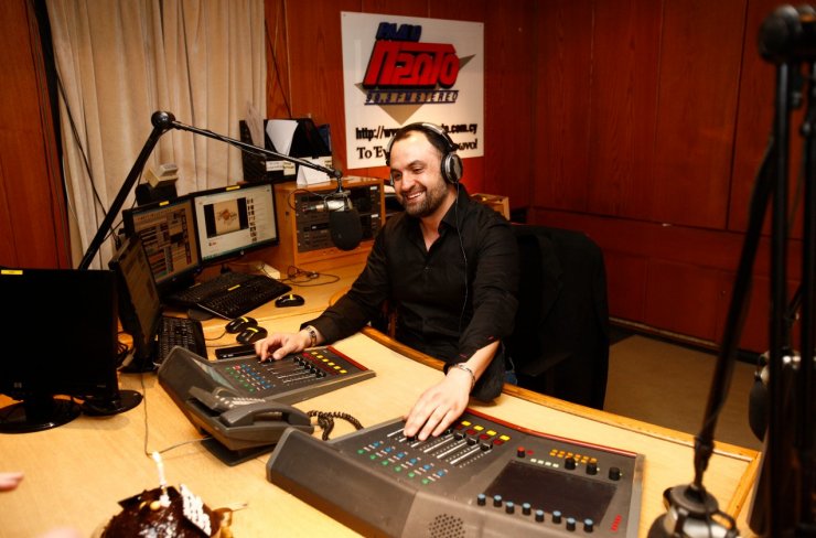 Ζαχαρίας Φιλιππίδης: Γιόρτασε τα γενέθλιά του στο στούντιο του Ραδιο Πρώτο [εικόνες +βίντεο]