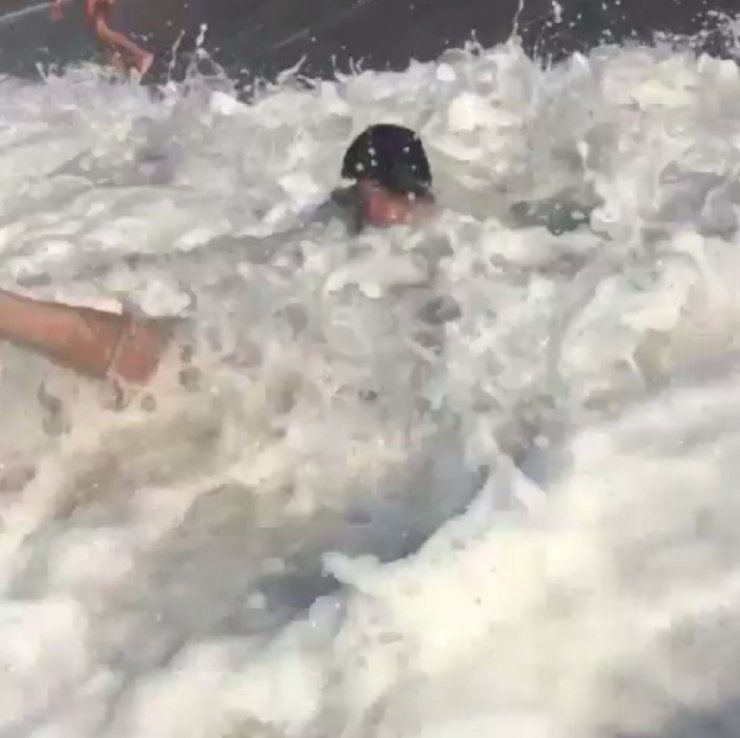 Έλληνας ηθοποιός έχασε το μαγιό του μέσα στη θάλασσα