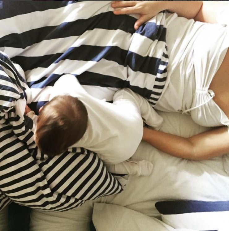 Η Ελληνίδα παρουσιάστρια ξύπνησε με το μωράκι της στο κρεβάτι της