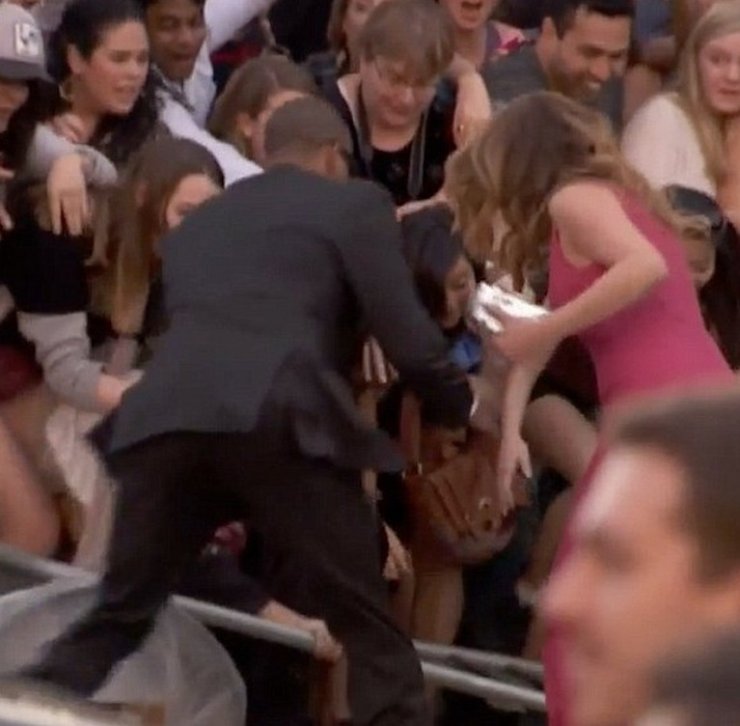 Ατύχημα και παραλίγο τραγωδία στα SAG Awards: Έσπασε το κιγκλίδωμα μπροστά από την Julia Roberts!