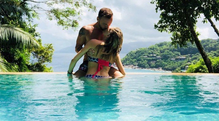 Ελληνίδα τραγουδίστρια παντρεύτηκε κρυφά και το αποκάλυψε κάνοντας honeymoon [εικόνες]