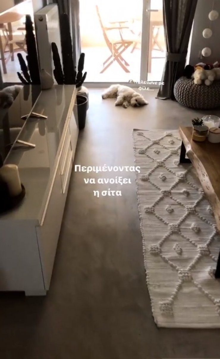 Δείτε το μοντέρνο σαλόνι του σπιτιού παρουσιαστή κυπριακής εκπομπής