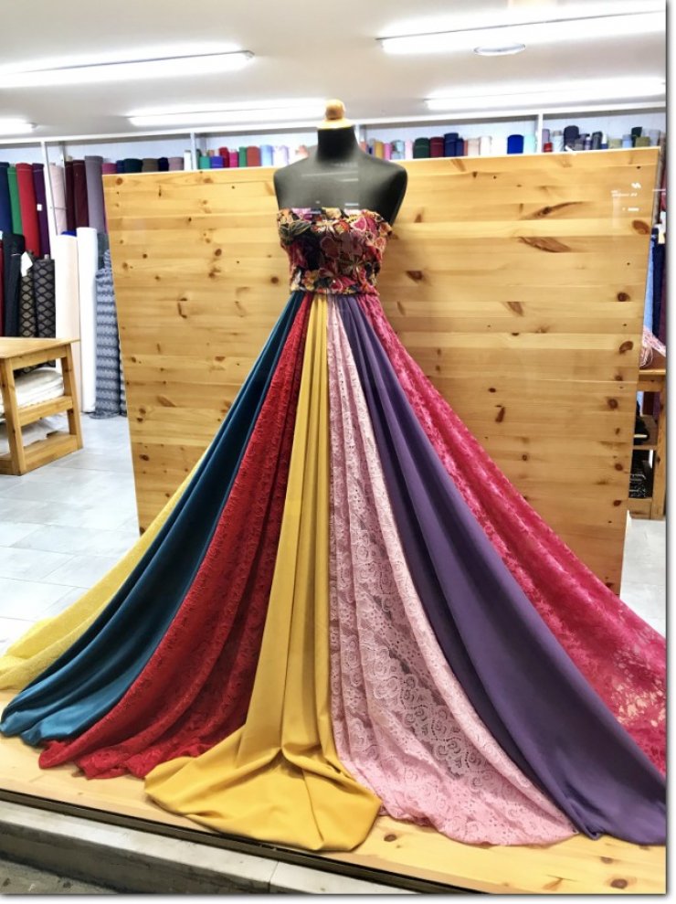 Στο ανακαινισμένο κατάστημα υφασμάτων Σιπονέ