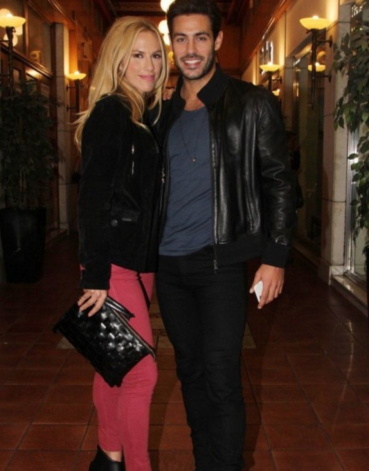 Στα πράσα Ντορέττα-Μαρτάκης φιλιούνται on air χωρίς να ξέρουν οτι τους δείχνει η κάμερα!