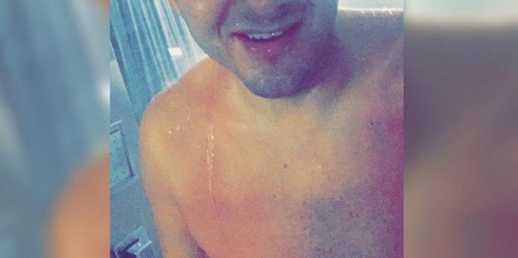 Κύπριος παρουσιαστής έβγαλε selfie μόλις βγήκε απο το μπάνιο