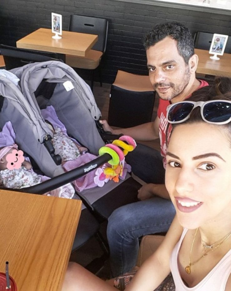 Η σύζυγός του Γιώργου Ρούσσου, Νατάσα Τούρζα μας δείχνει που θηλάζει τα δίδυμα κοριτσάκια της