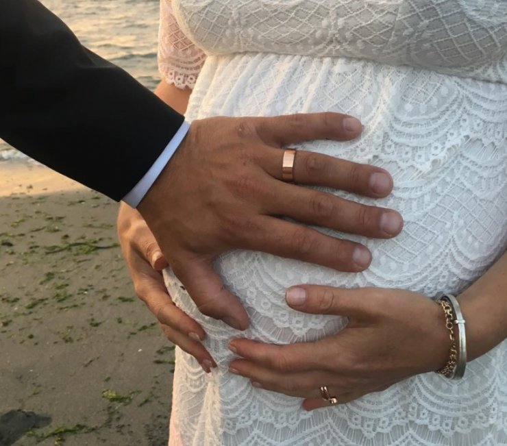 Περιμένουν το πρώτο τους παιδί και παντρεύτηκαν κρυφά