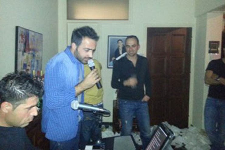 Μιχάλης Σοφοκλέους: Πάντα διασκεδάζει την παρέα του τραγουδώντας τους!