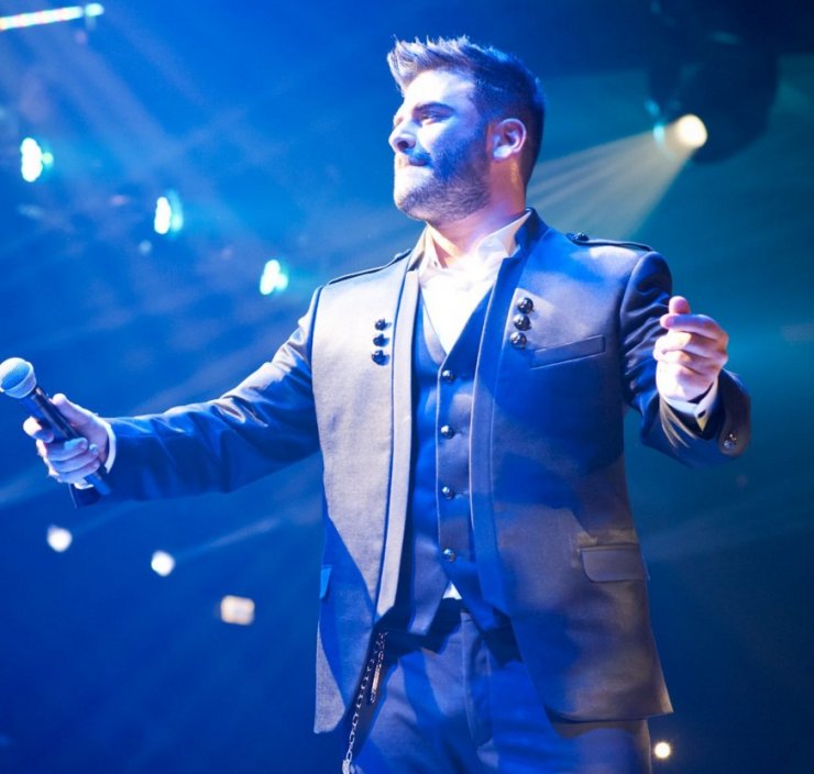 Οι παιδικές φωτογραφίες του Παντελίδη που "ανέβασε" η μαμά του στο facebook