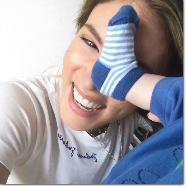 Δείτε στο βίντεο την Αθηνά Οικονομάκου να κάνει βόλτα με τον γιο της στα σοκάκια της Μυκόνου