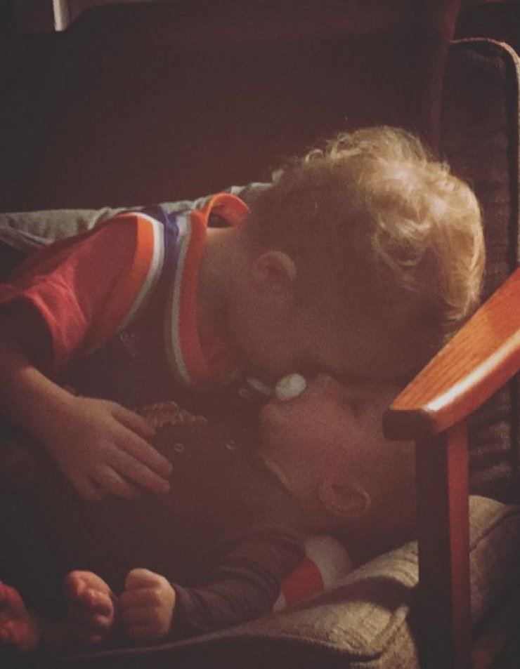 Επώνυμη Κύπρια απολαμβάνει τους γιους της σε αυτή την τρυφερή στιγμή