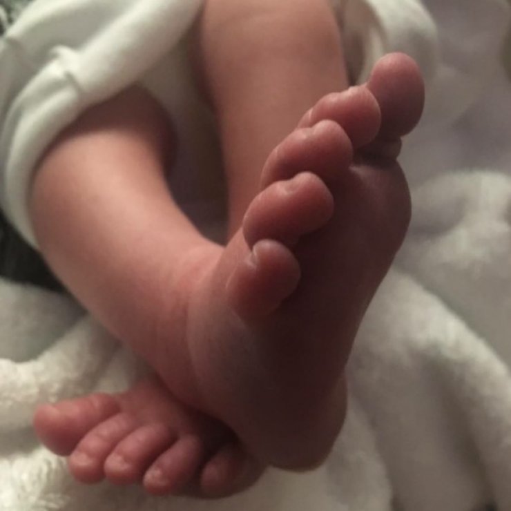 Ελληνίδα παρουσιάστρια γέννησε και δημοσίευσε την πρώτη φωτογραφία του γιου της