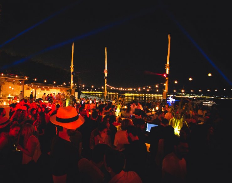 To Island  της Αθηναικής Ριβιέρας δημιουργεί την πιο επιτυχημένη μουσική συλλογή των τελευταίων 18 χρόνων