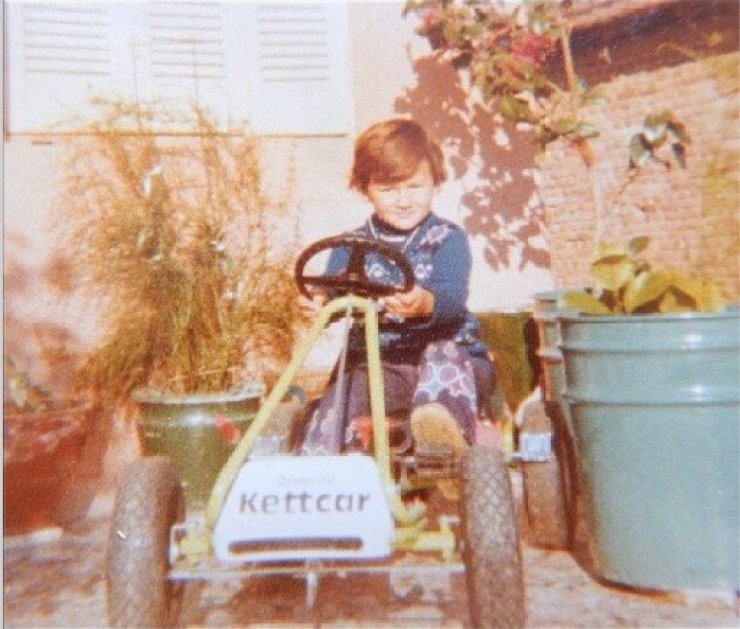 Ποιος τραγουδιστής είναι στη φωτογραφία;