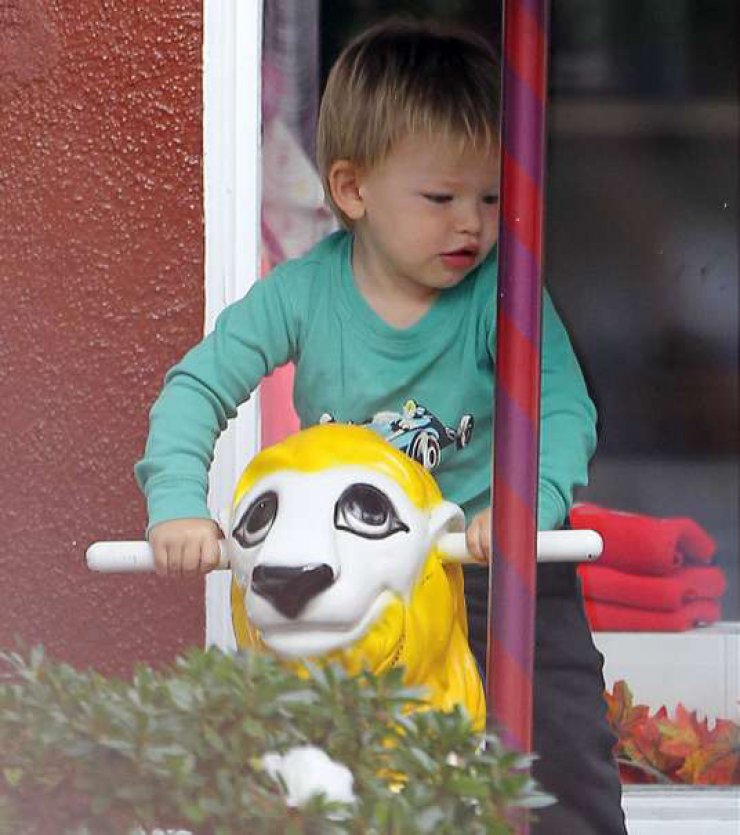 Ποιου διάσημου ζευγαριού γιος είναι ο κούκλος της φωτογραφίας;