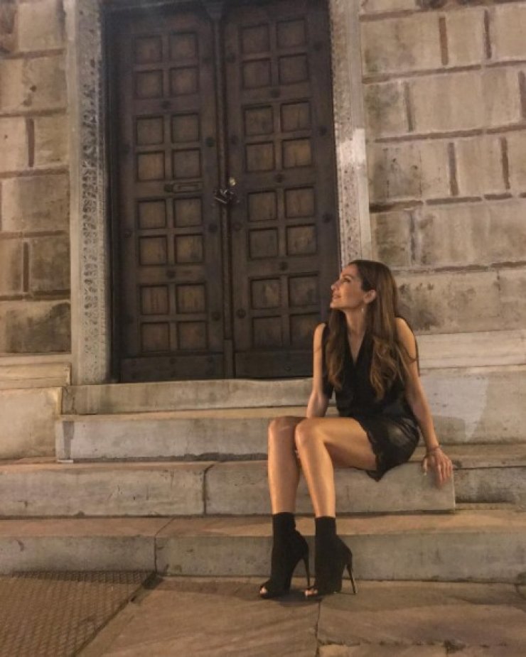 Δέσποινα Βανδή: Μας δείχνει το σαλόνι της και τι κάνει εκεί με την κόρη της