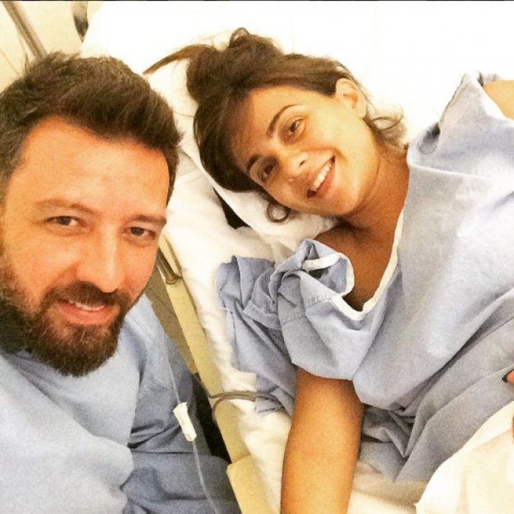 Αγγελική Δαλιάνη: Ακομπλεξάριστη θηλάζει τον γιο της και ο Μάνος Παπαγιάννης απαθανατίζει την στιγμή