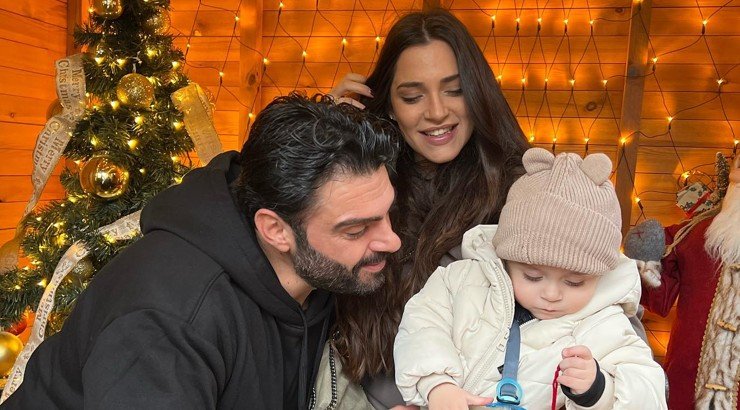 Χαράλαμπος Χατζηπροδρόμου - Kατερίνα Καβαλλάρη: Πήγαν σε χριστουγεννιάτικη αγορά με τον 26 μηνών γιο τους [εικόνες]