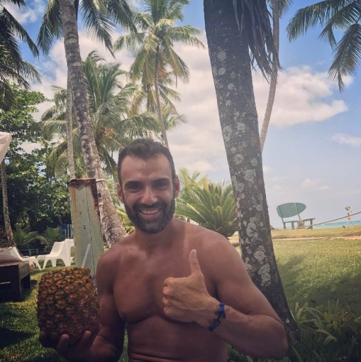 Λάμπρος Χούτος: Η ακύρωση της εμφάνισης του στη Μελέτη, η συνάντηση με τον Χανταμπάκη και ο εκνευρισμός της παρουσιάστριας