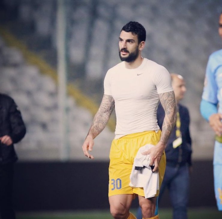 Δείτε βίντεο από το bachelor του Γιώργου Μερκή