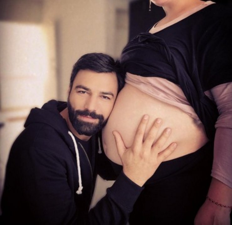 Κύπρια ηθοποιός περιμένει το πρώτο της παιδάκι και ο Αντρέας Γεωργίου θα είναι ο νονός