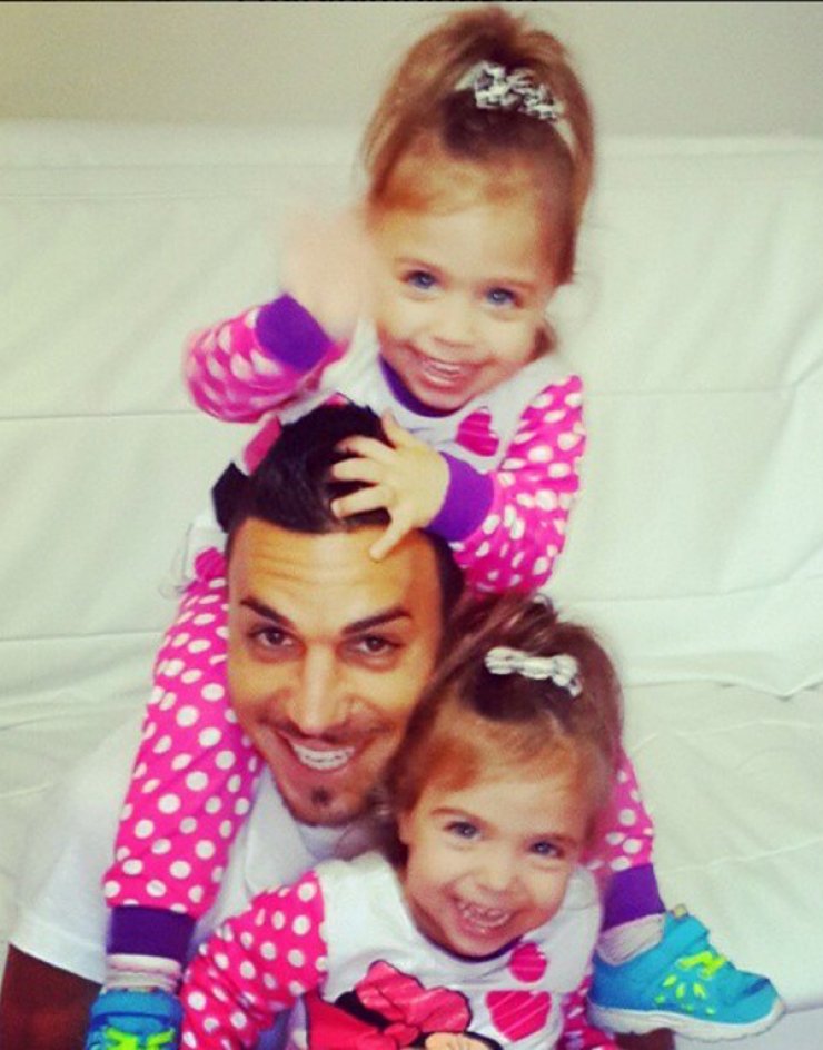 Δείτε με ποιες διάσημες δίδυμες αδελφές μοιάζουν οι κόρες του Κωνσταντίνου Χαραλαμπίδη